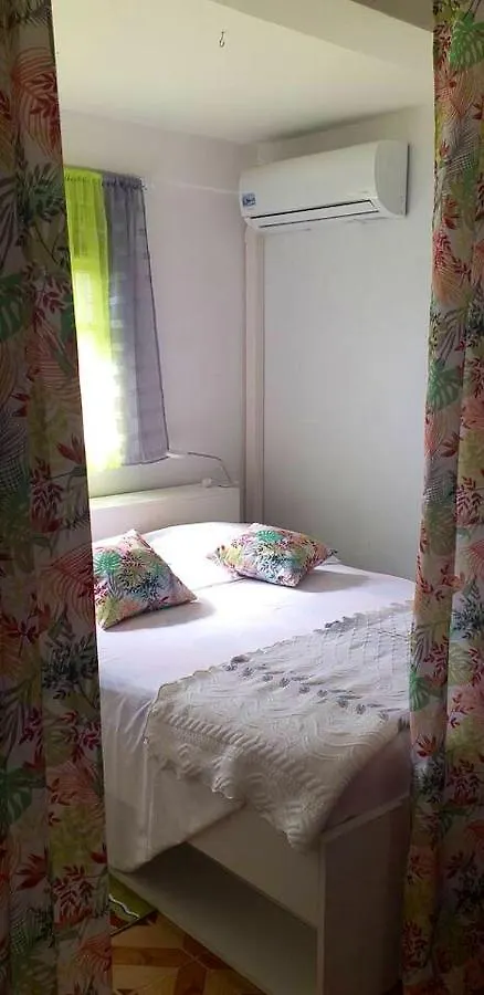 Appartement de 2 chambres avec terrasse amenagee et wifi a Le Robert